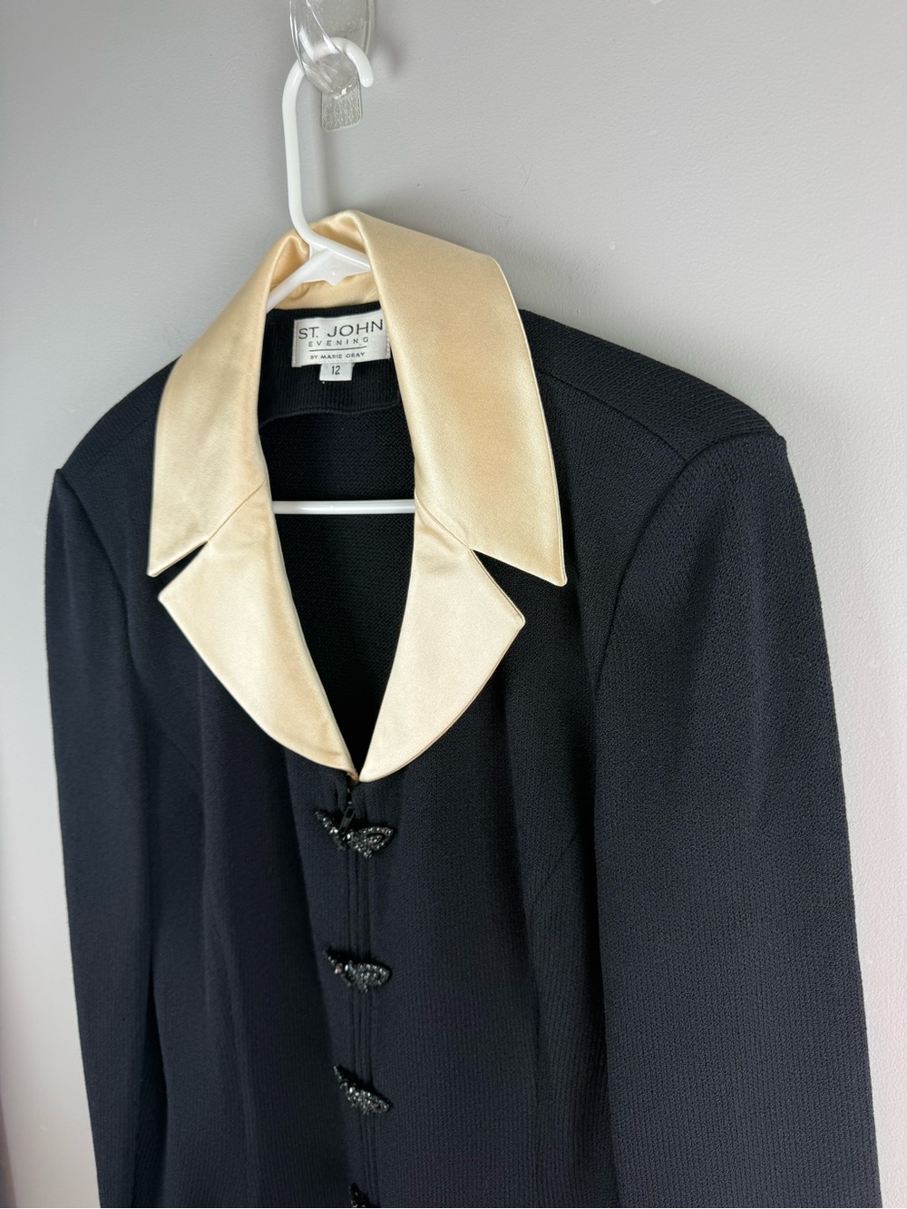 St John Evening Women’s Black Knit Cream Collared Butterfly Clasp Cardigan SZ 12